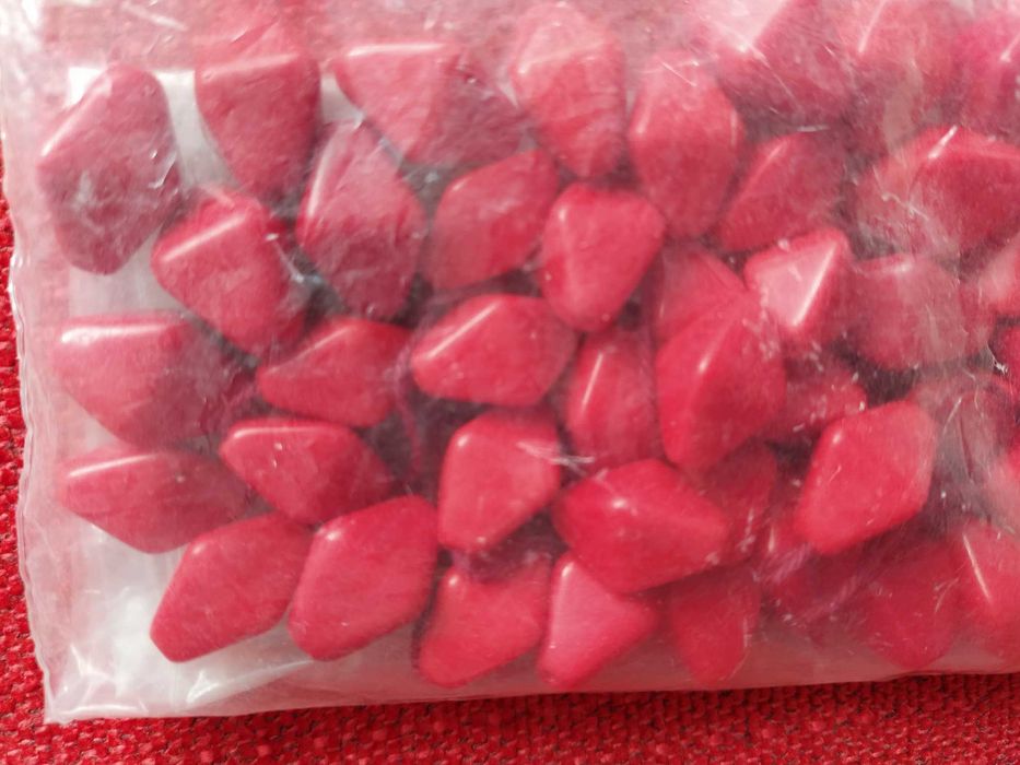 Embalagem com pedras vermelhas perfuradas p/atividades