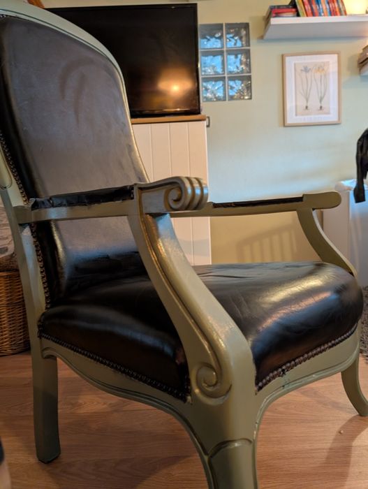 Cadeirão todo em pele, antigo e restaurado