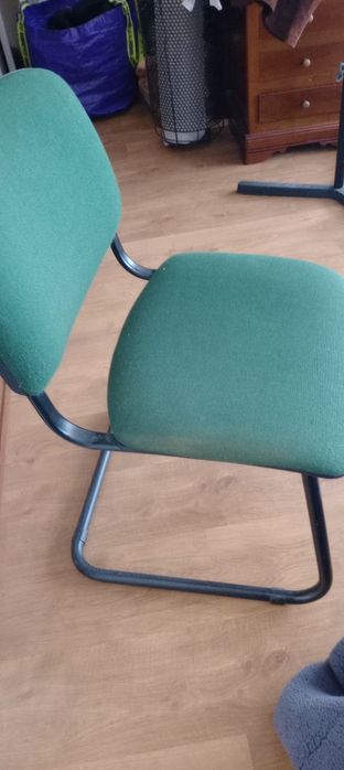 Três cadeiras  em  tom  de  verde  a 10€ cada uma , vendo  separadas