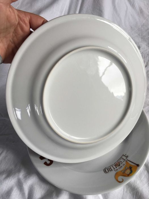 dois pratos de servir