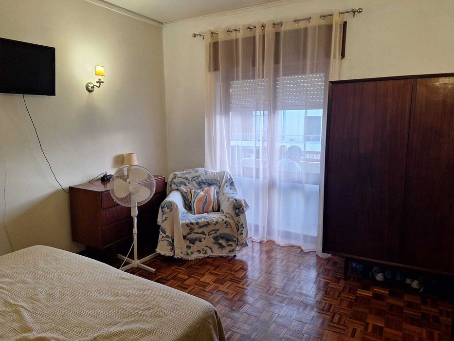 Olhão: Quarto em moradia, com TV e ampla varanda