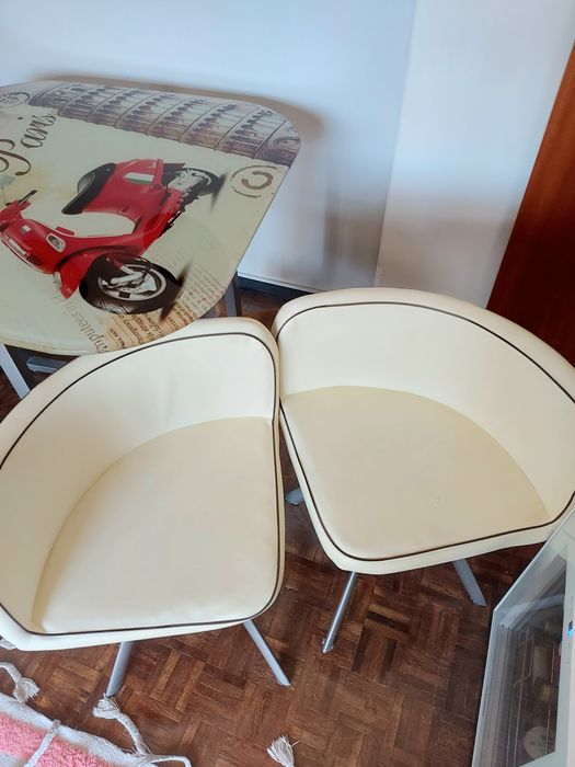 Mesa  com 4 cadeiras