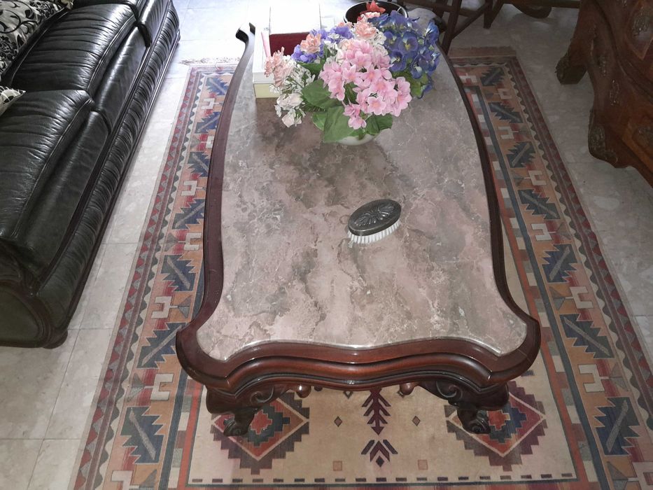 Mesa de sala em madeira e com tampo em pedra.