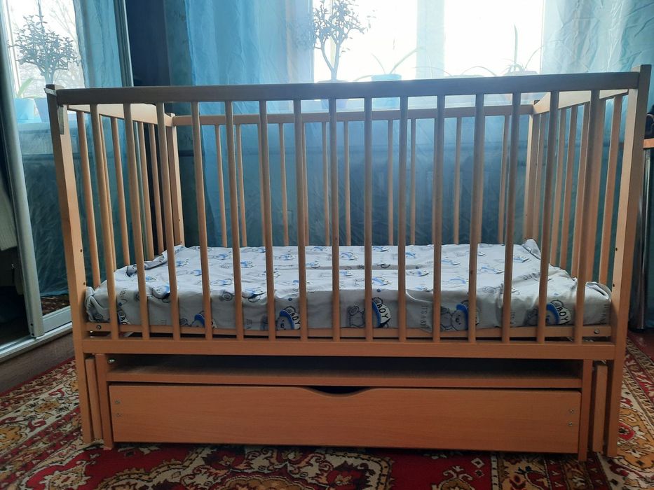 Дитяча кроватка.