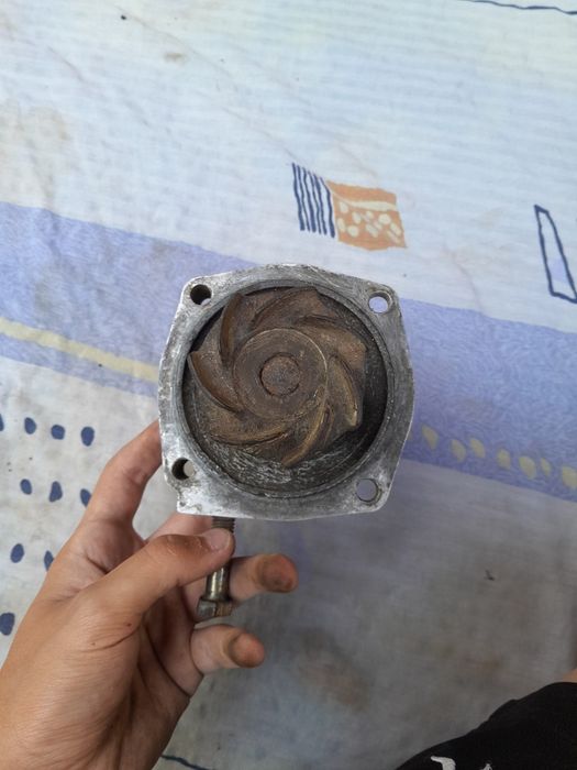 Водяна помпа на буси Мерседес 207,208 і т.д.