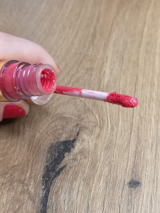 Pomadka błyszczyk matowy szminka firmy Joko piękny malinowy kolor