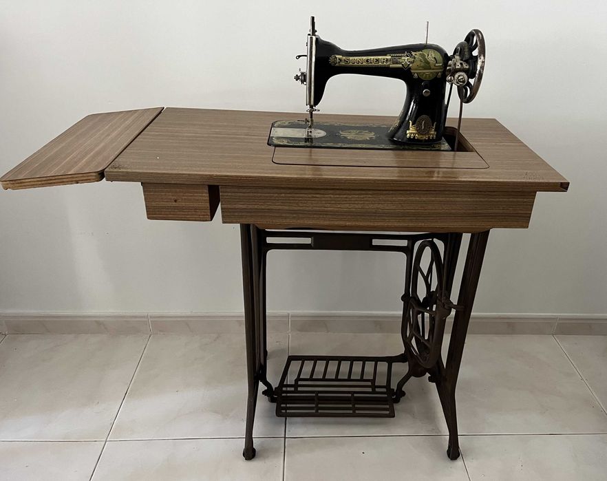 Máquina de Costura Singer Vintage com móvel de arrumação