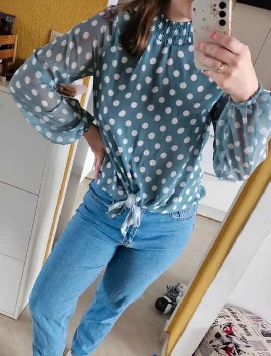 Janina S bluzka ze stójką i wiązaniem w groszki kolor morski zielony