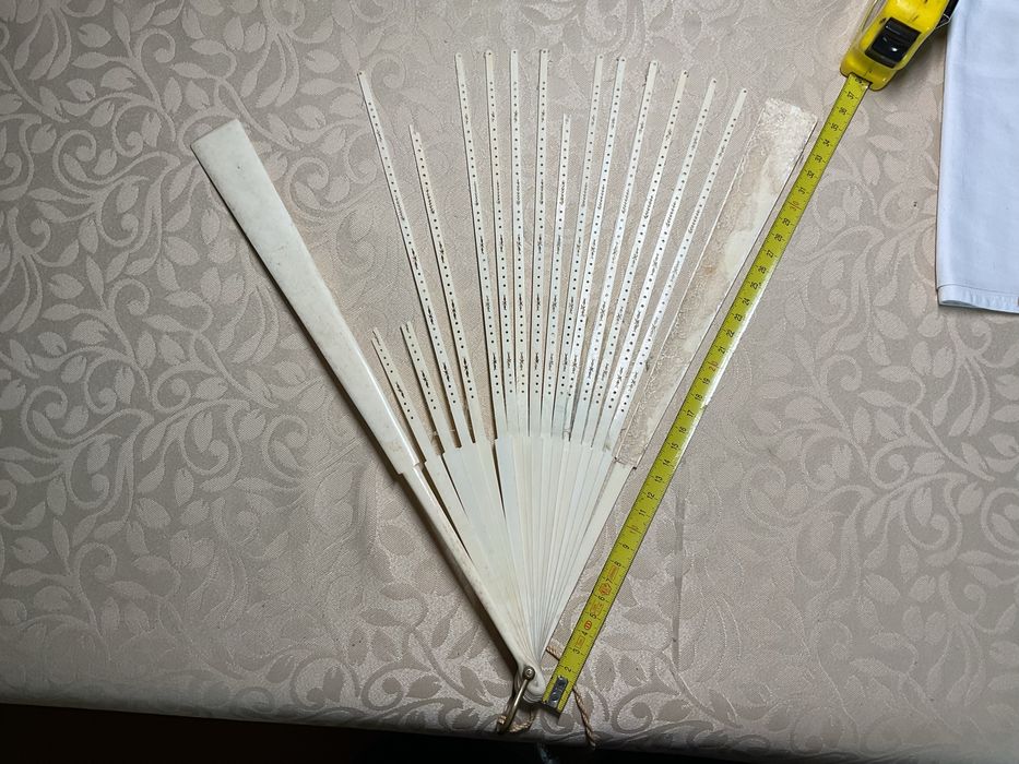 Antigo leque com base em osso para ser recuperado