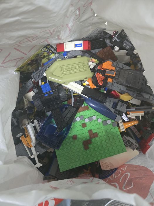 Duas caixas de legos, cheias de legos