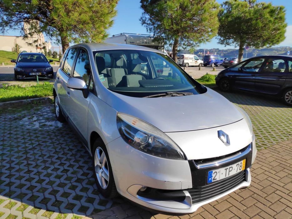 RENAULT SCENIC – Este monovolume de 2012 destaca-se pela sua versatilidade e conforto.