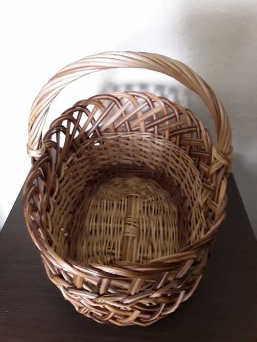 Корзинка плетеная