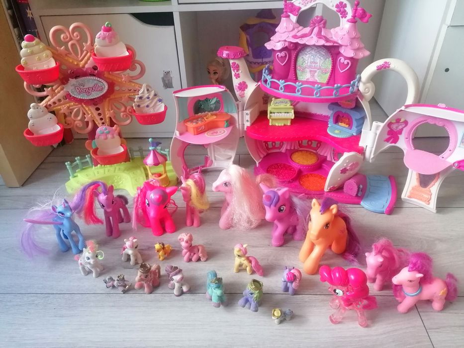 Koniki Pony z domkiem i karuzelą grającą