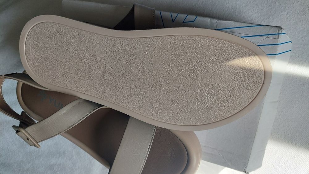 Босоніжкі беж .шкіра .41 нові