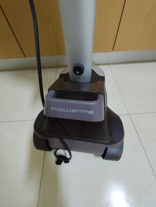 Ferro a vapor vertical Rowenta Master Valet