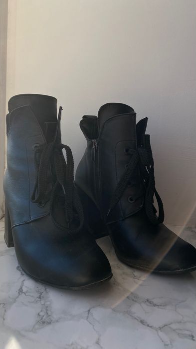 Шкіряні осінні ботінки на каблуку