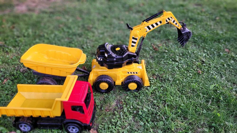 Duża koparka z przyczepą gratis wywrotka