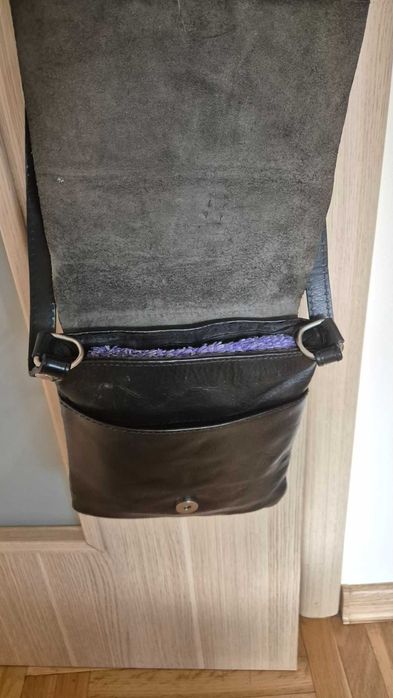 Torebka skórzana czarna na ramię mała