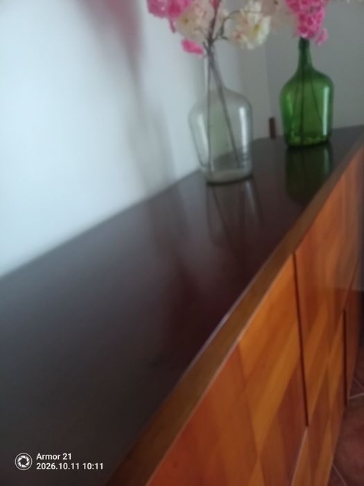 Conjunto de Mesa, 4 cadeiras e um Aparador