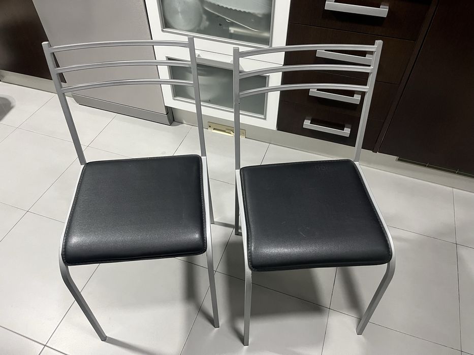 Mesa extensível mais 2 cadeiras e carrinho em tampo de vidro