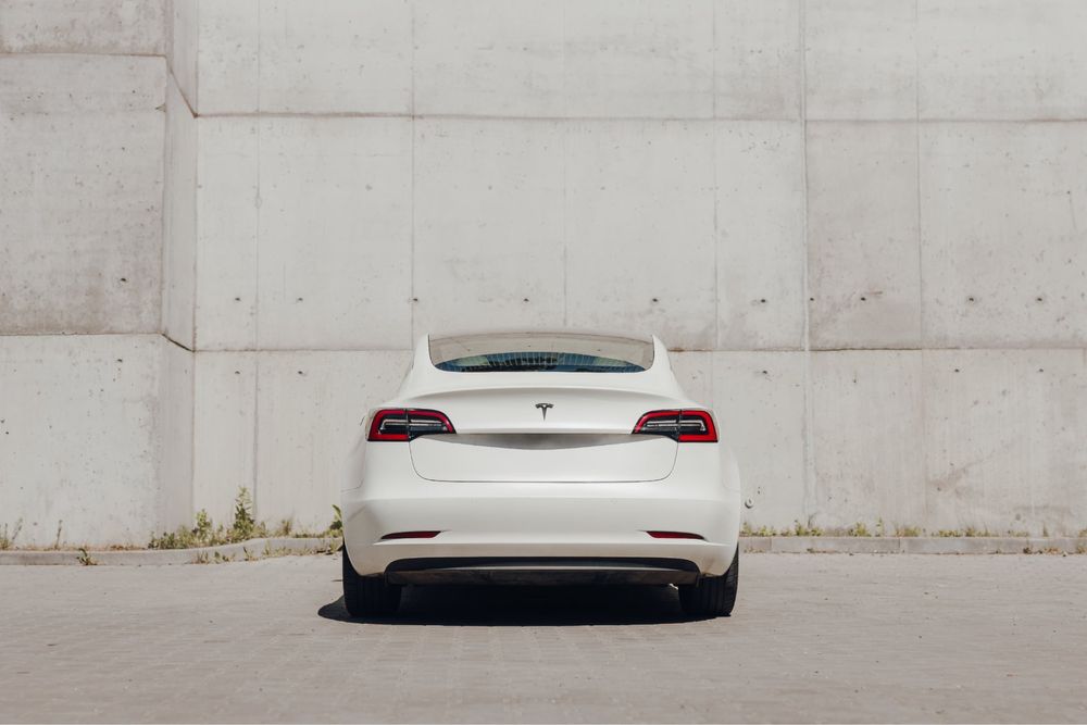 Wynajem Tesla Model 3