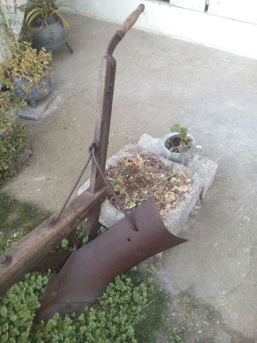 Charrua antiga de madeira e ferro
