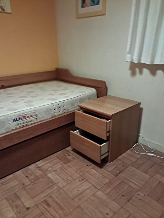 Cama com gaveta e respetivos coleções e mesa de cabeceira