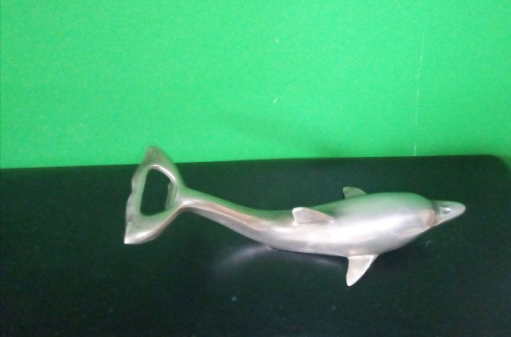 Otwieracz do napojów delfin posrebrzany.