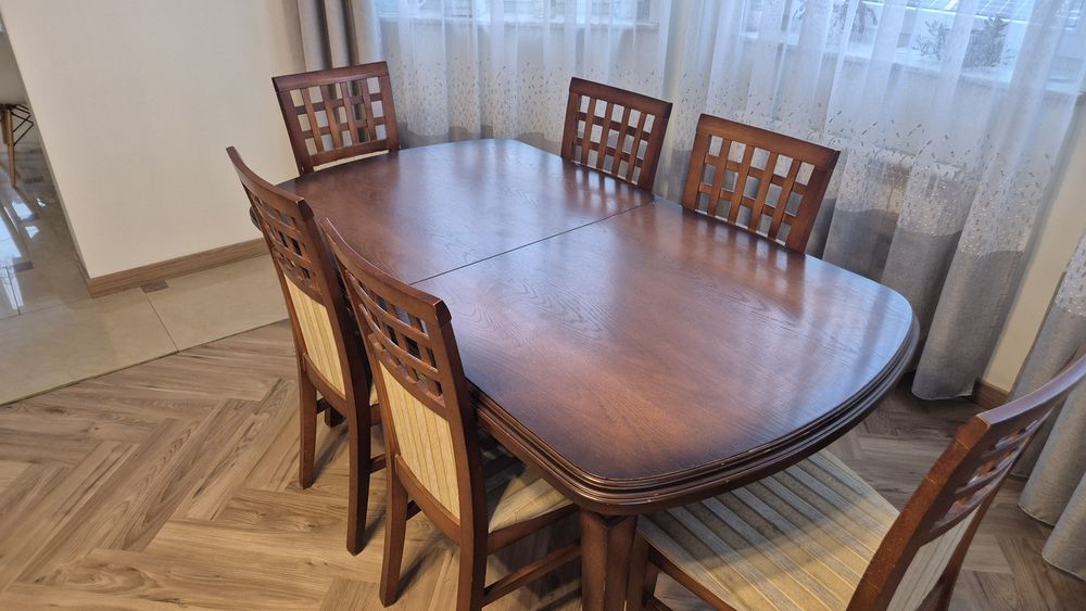 Stół drewniany rozkładany z krzesłami
