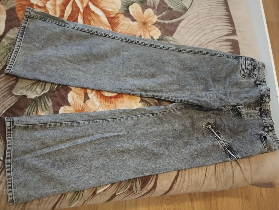 Продаю підліткові дуже гарні джинси майже нові