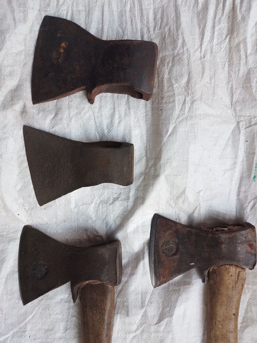 Штангенциркуль , коса , топор , колун , ключ трубный , вила