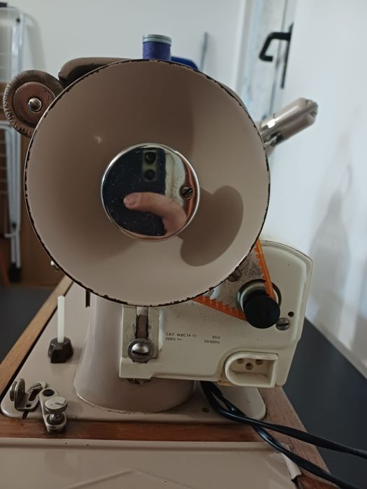 Máquina de costura Singer antiga.