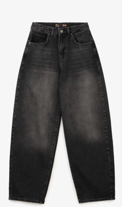 чорні джинси.