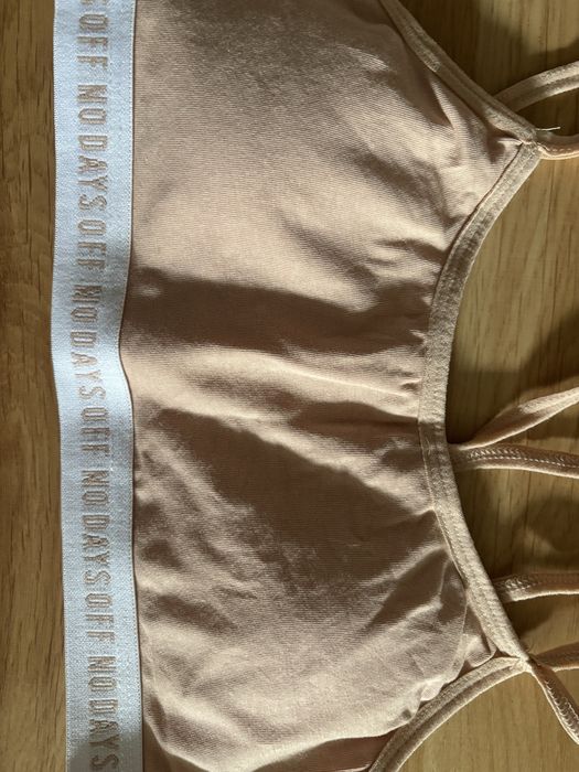 Beżpwy stanik sportowy