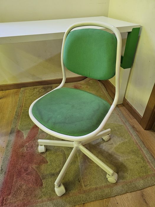 Secretária ajustável, cadeira e estante