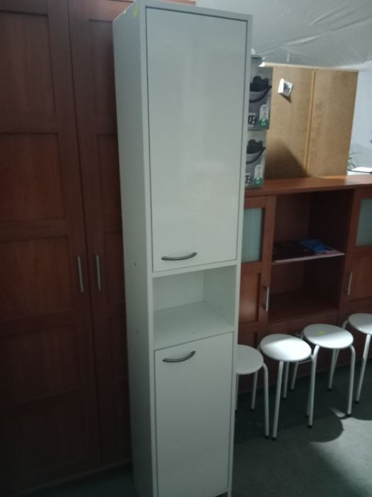 Słupek łazienkowy biały