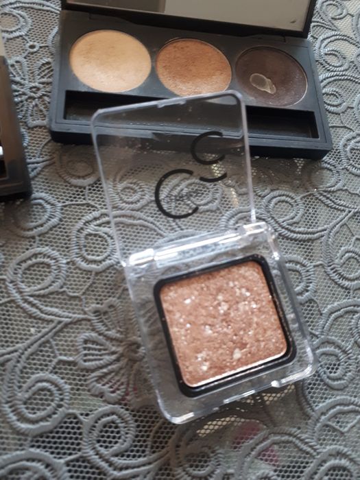 Pudry, kredki, cienie, eyelinery