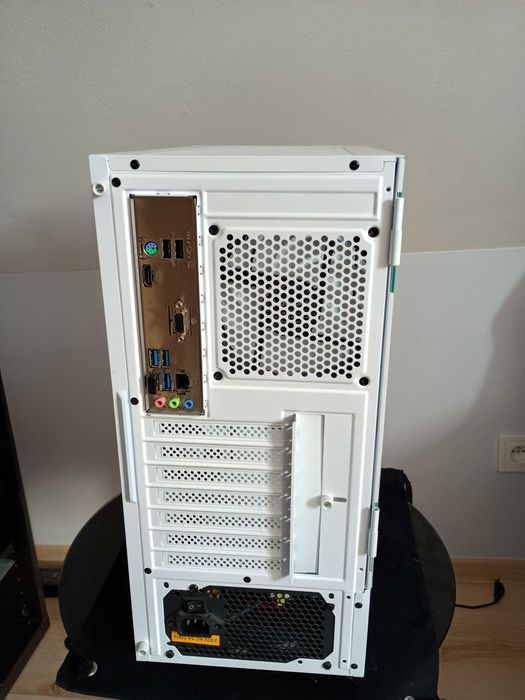 Komputer Gamingowy Ryzen7 8x4,4GHz Vega 8, 16GB SSD WIN11