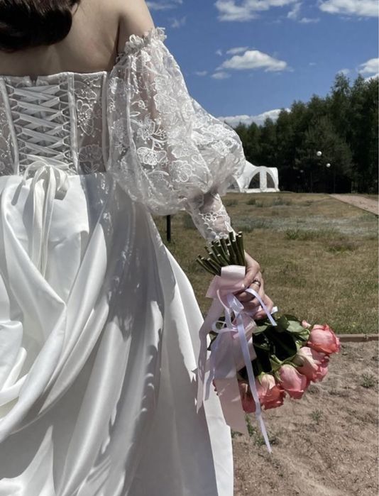 Весільна корсетна сукня