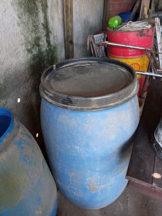 Vendo bidões de plástico