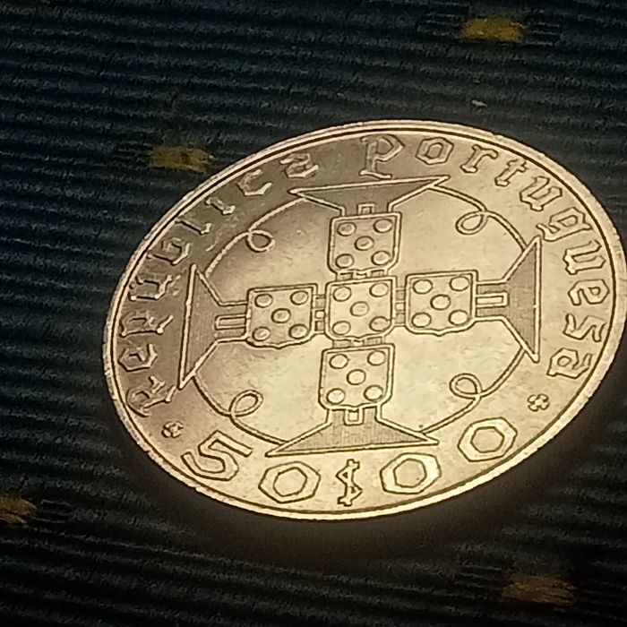 moeda 50.00 escudos prata  s. tome e principe