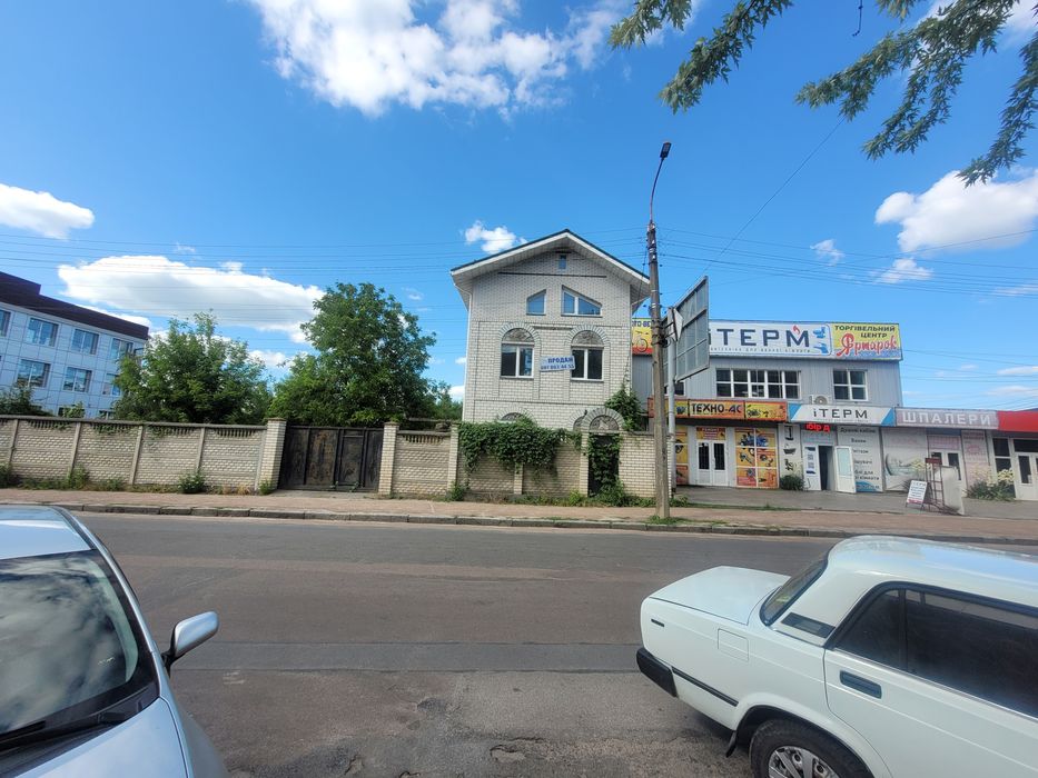 Приміщення і ділянка біля ринку.  Червона лінія.