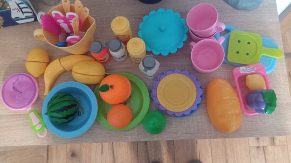 Zestaw kuchenki z owocami i naczyniami.