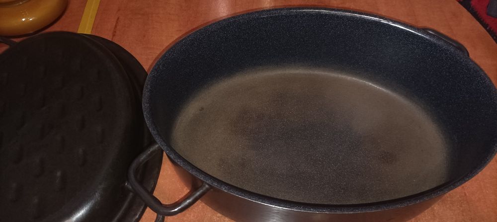 Gęsiarka, duży żeliwny garnek do pieczenia drobiu, mięs