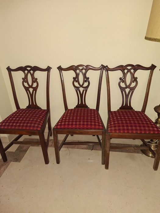 Mesa de jantar em mármore/pedra com cadeiras clássicas