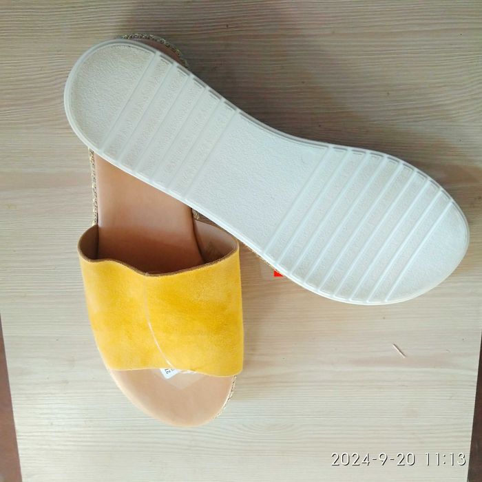 Взуття жіноче ,босоніжки шкіряні.