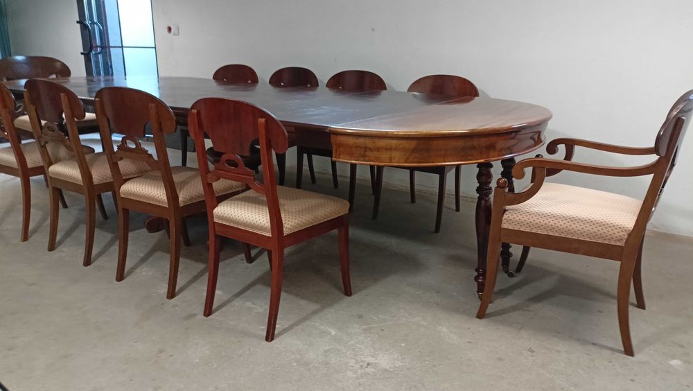 Stół rozkladany i 10 krzeseł  w stylu Biedermeier.
