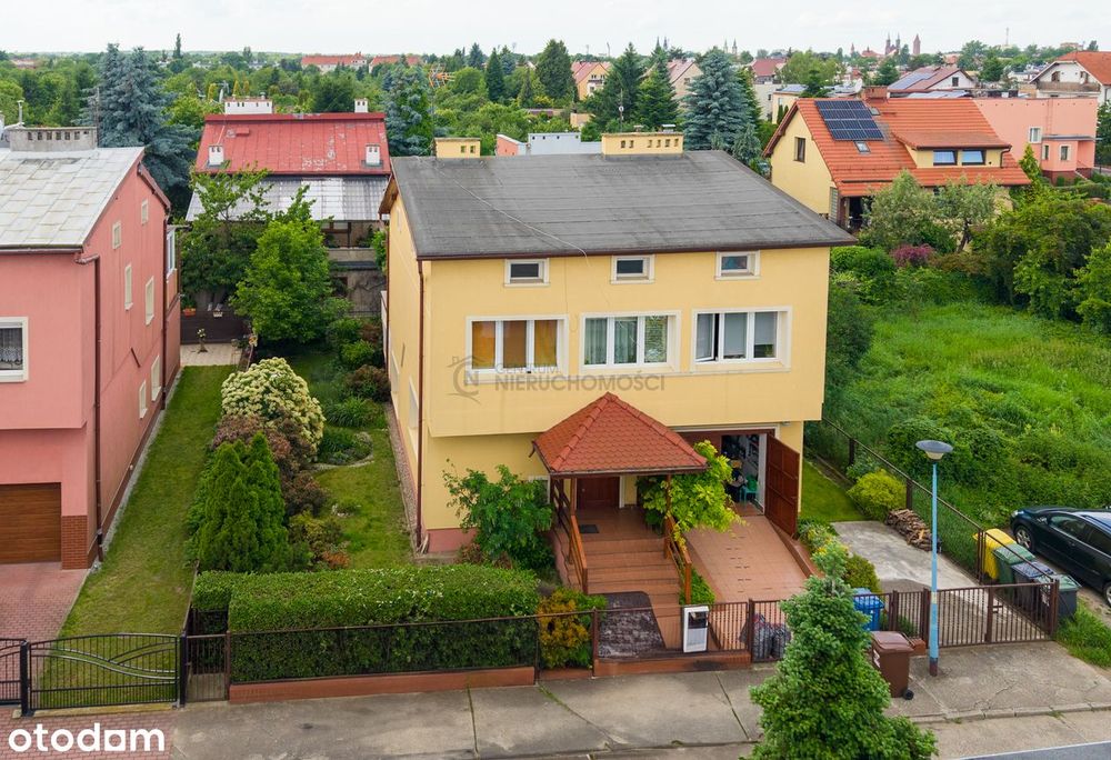Duży atrakcyjny dom z pięknym tarasem i zielonym ogrodem! - BIELANY