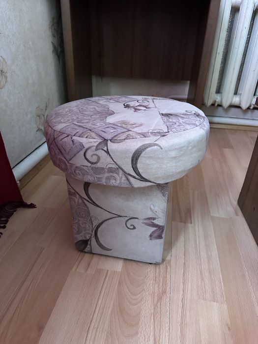 Трюмо, косметичний столик з пуфом