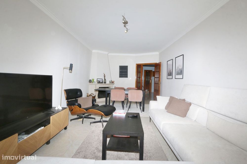 Encantador T2 em Massamá próximo de comércio e serviços! — Massamá E Monte Abraão, Lisboa